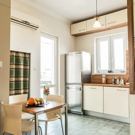 100 M2, 2 Yatak Odalı, 2 Banyolu , şehir Merkezi Bölgesinde *
